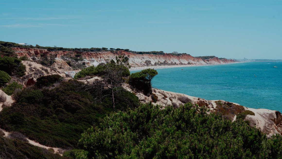 As 10 Melhores Trilhas em Falésias Costeiras com Vista para o Oceano