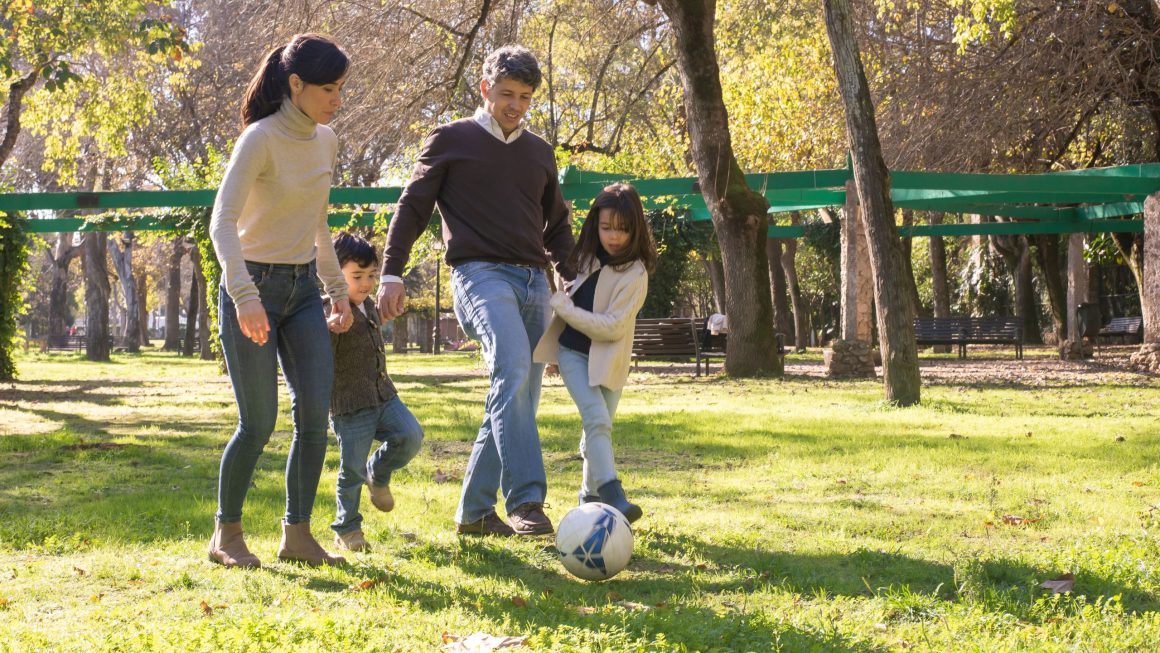 As 7 Melhores Atividades ao Ar Livre para Fazer a Família Se Mover