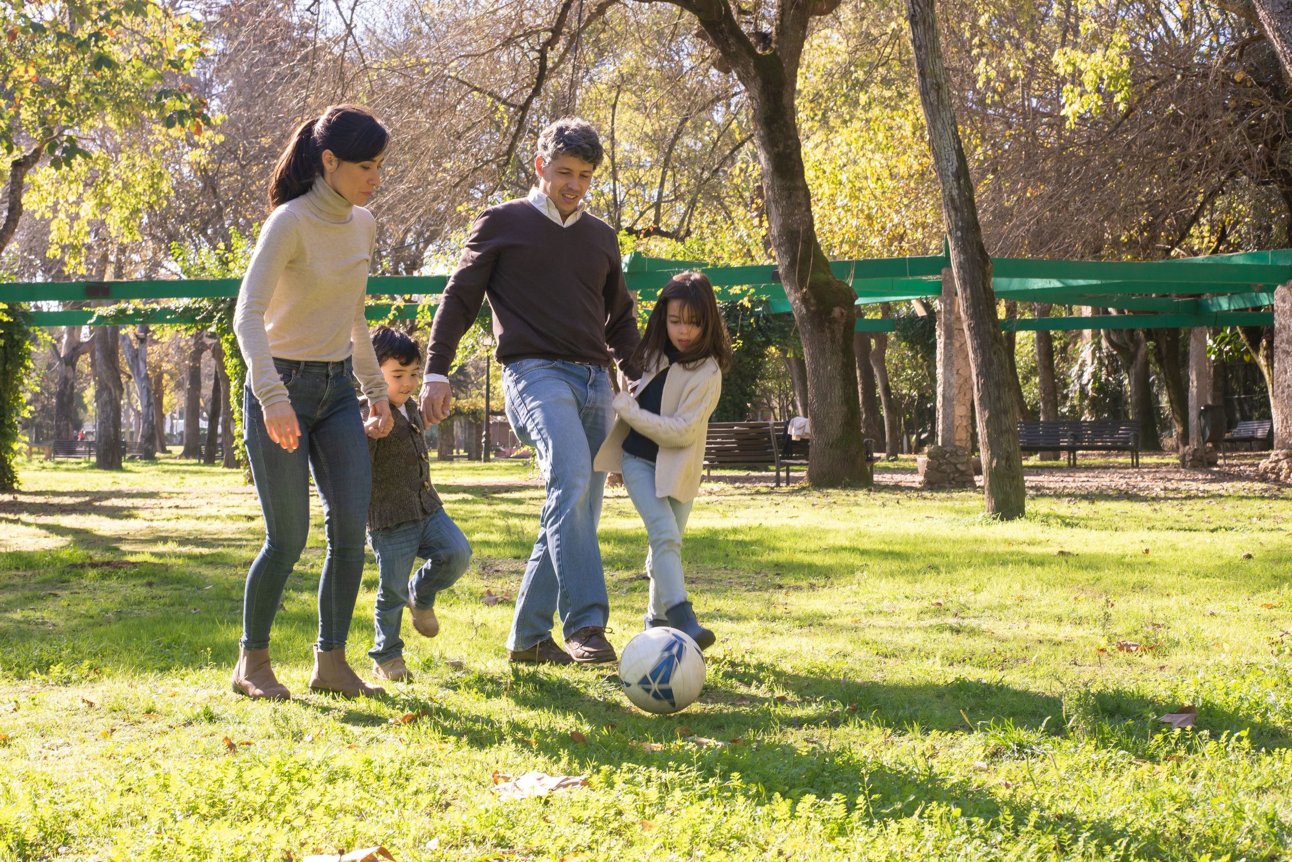As 7 Melhores Atividades ao Ar Livre para Fazer a Família Se Mover