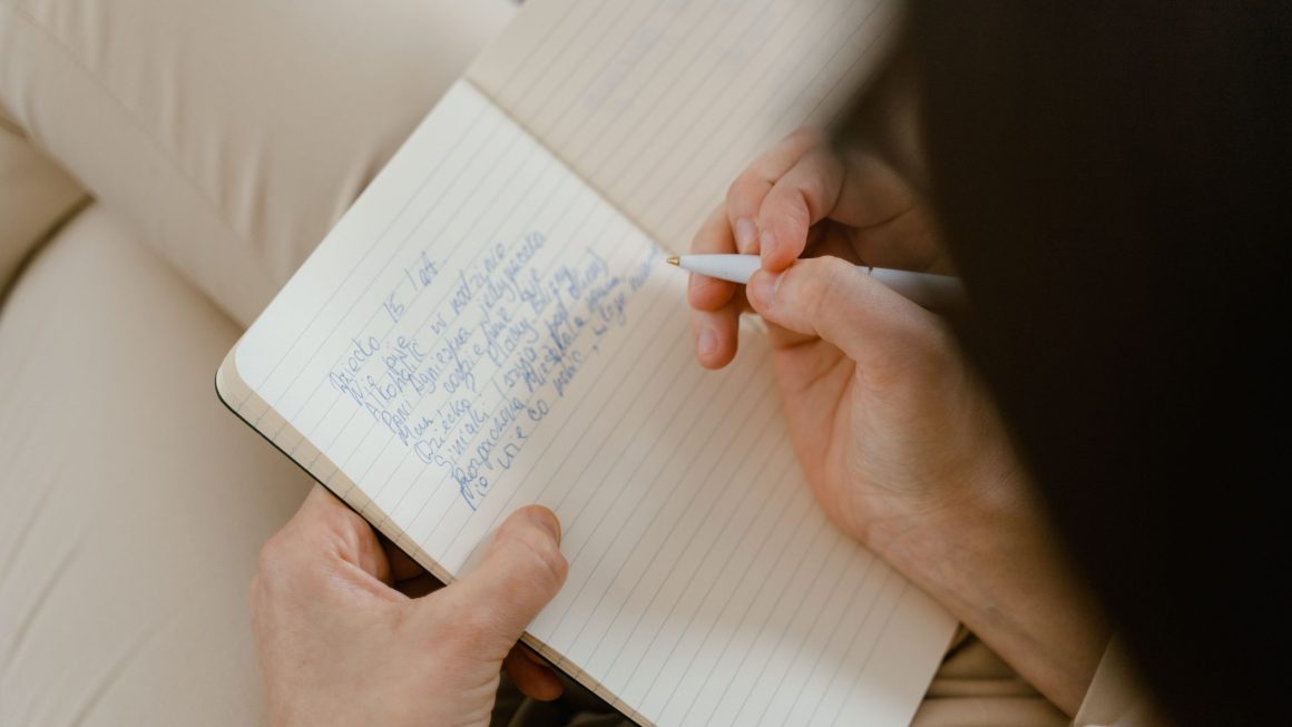 As 7 Melhores Sugestões de Diário para Processar Emoções Difíceis