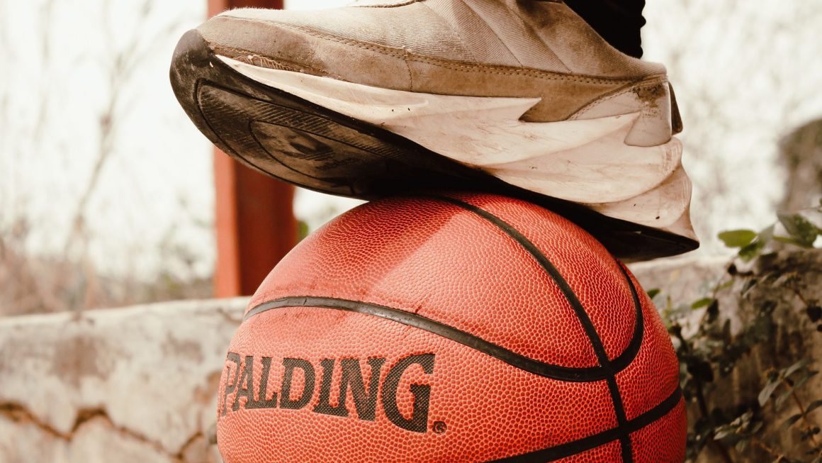 As 8 Melhores Tênis de Basquete para Quadras de Concreto Externo