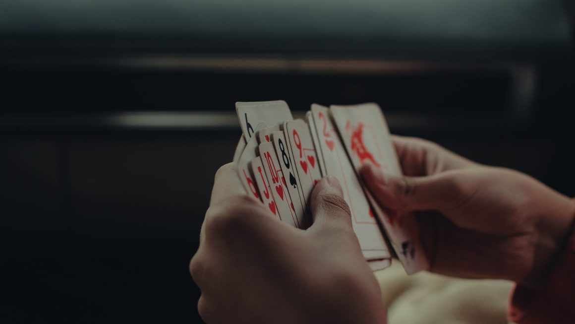 Os 10 Melhores Embaralhadores de Cartas e Caixas para Cuidado de Cartas de Trading