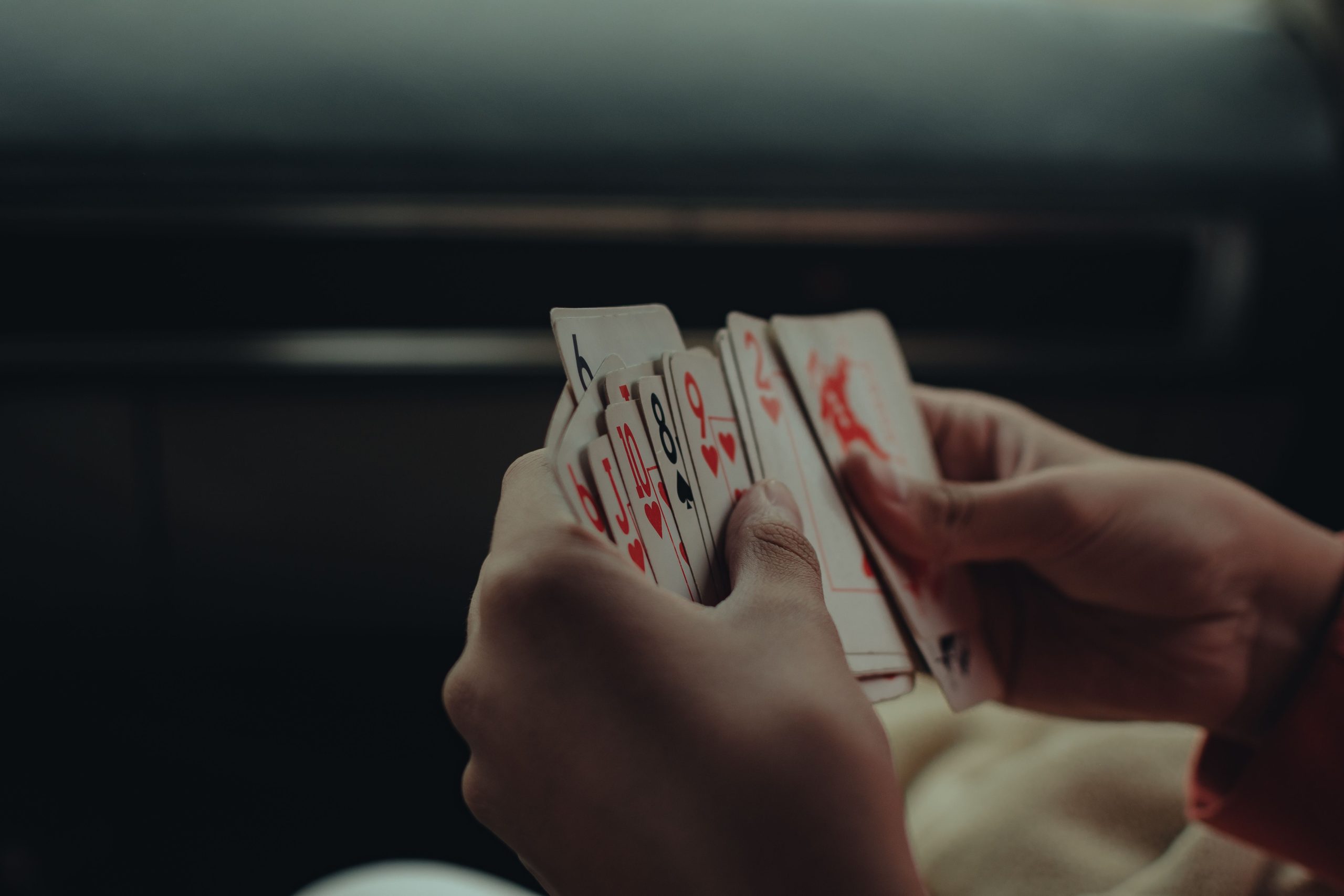 Os 10 Melhores Embaralhadores de Cartas e Caixas para Cuidado de Cartas de Trading