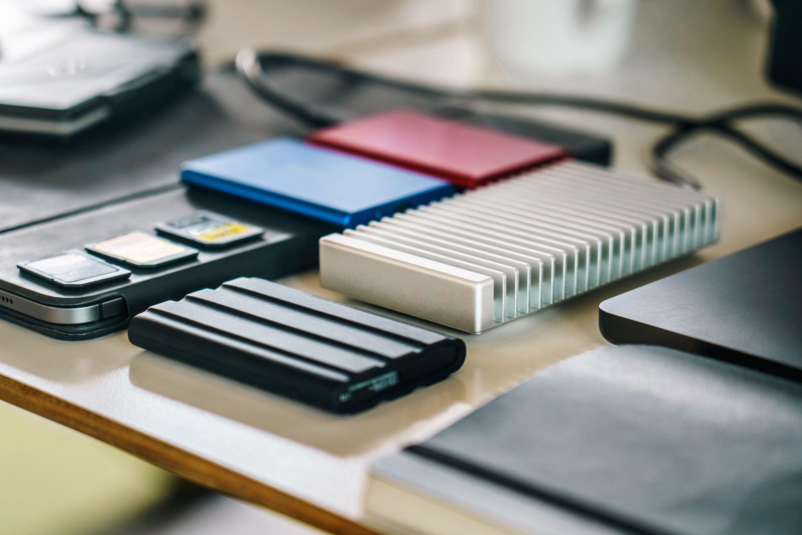 Os 10 Melhores SSDs Portáteis Resistentes Para Transferências Rápidas de Arquivos de Vídeo