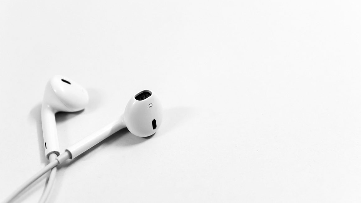Os 7 Melhores Suportes para Fones de Ouvido para Montar embaixo da Mesa