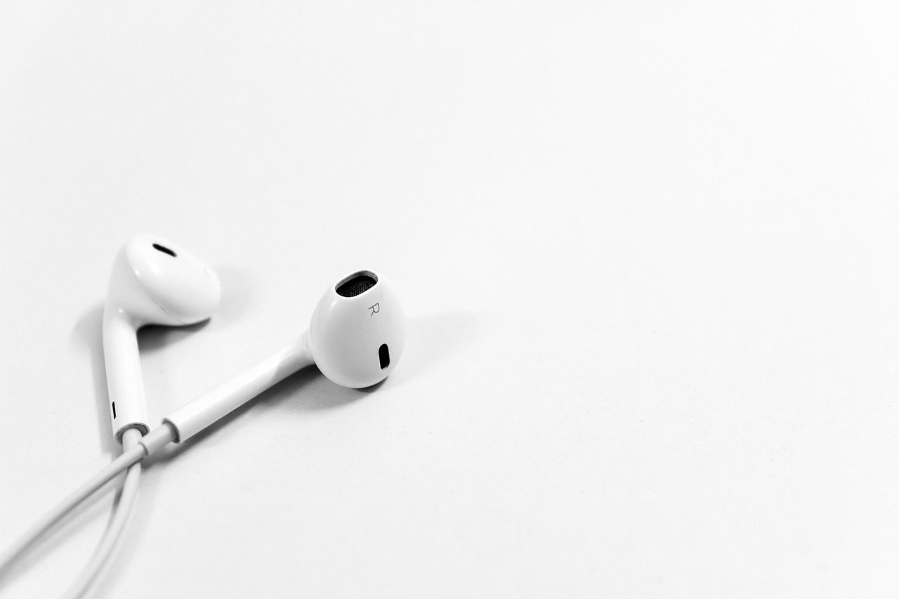 Os 7 Melhores Suportes para Fones de Ouvido para Montar embaixo da Mesa