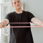 Os 8 Melhores Exercícios com Faixa Elástica para a Saúde dos Ombros