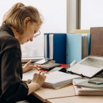 Os 8 Melhores Hábitos de Postura para Prevenir Dores Lombares no Trabalho