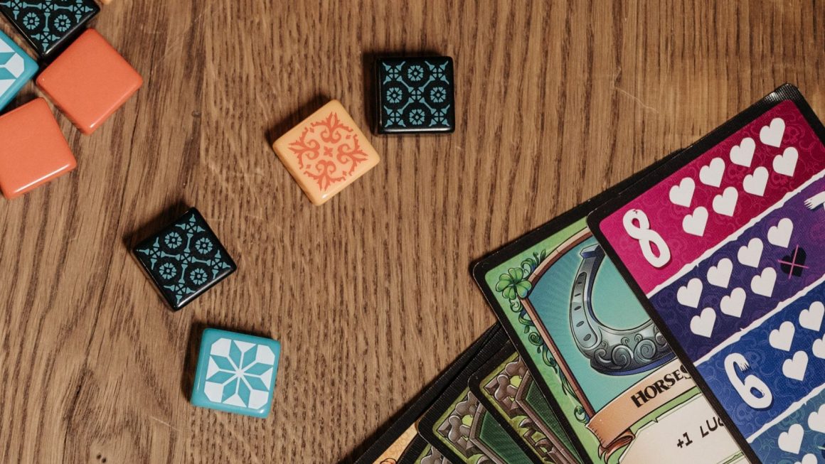 Os 8 Melhores Jogos Roguelike de Construção de Decks com Variedade Infinita