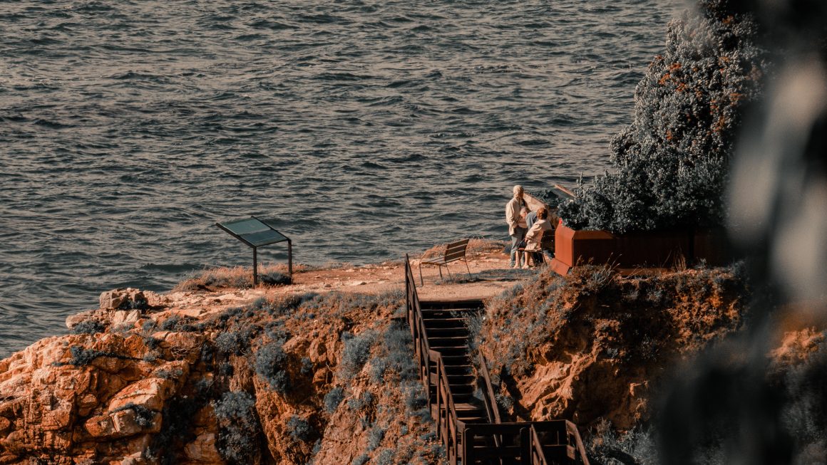 As 5 Melhores Praias em Coves nas Falésias Acessíveis por Escadas Secretas