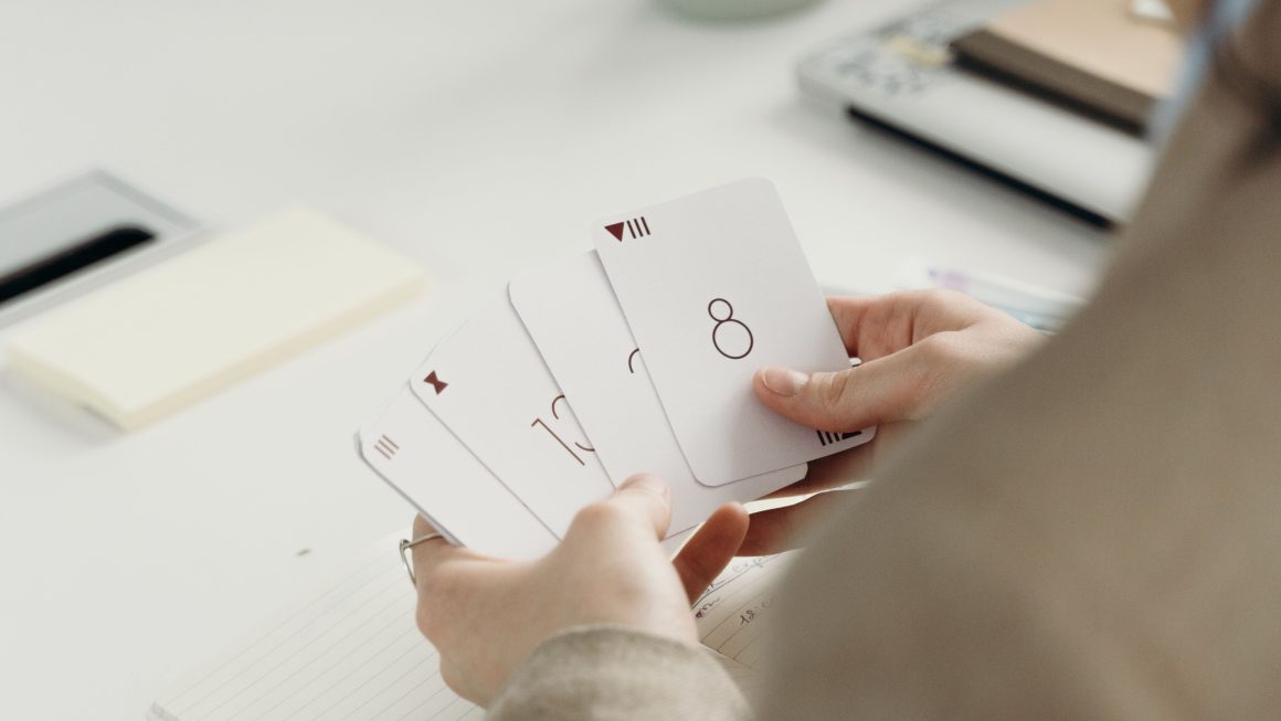 Os 8 Melhores Jogos de Cartas Arena Acelerados para Partidas Rápidas