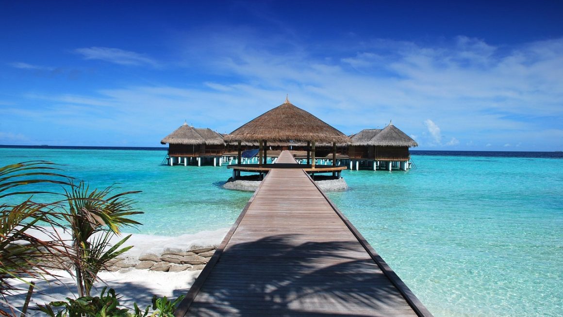 Os 6 Melhores Resorts de Luxo à Beira da Praia do Mundo para uma Fuga Inesquecível